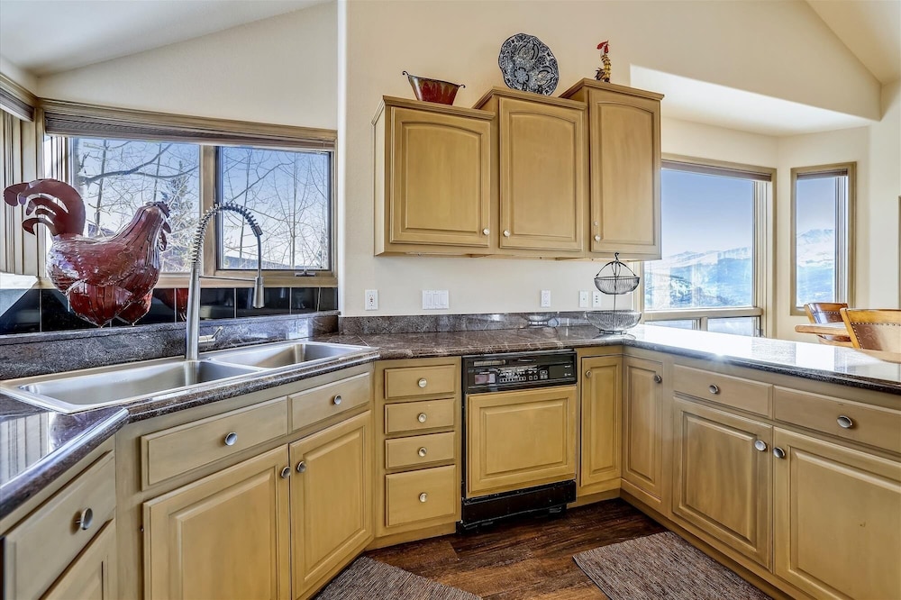Charter Ridge 10 4 Bedroom Townhouse by RedAwning