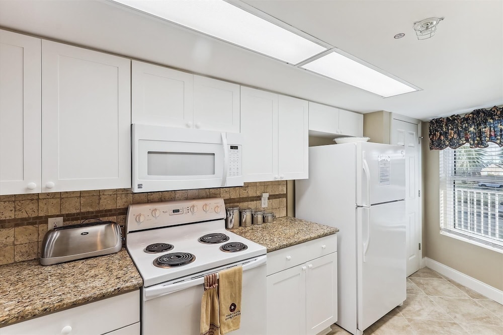 Seacrest 210 is a 2 BR on Gulf side of Okaloosa Island by RedAwning view 3