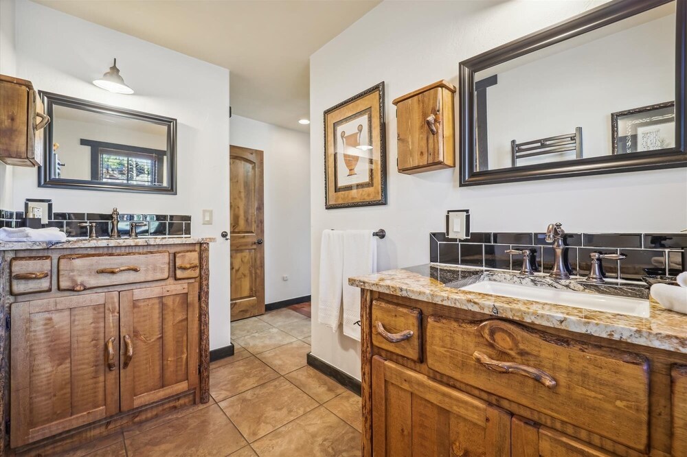 Silver Circle Lodge 4 Bedroom Home by RedAwning