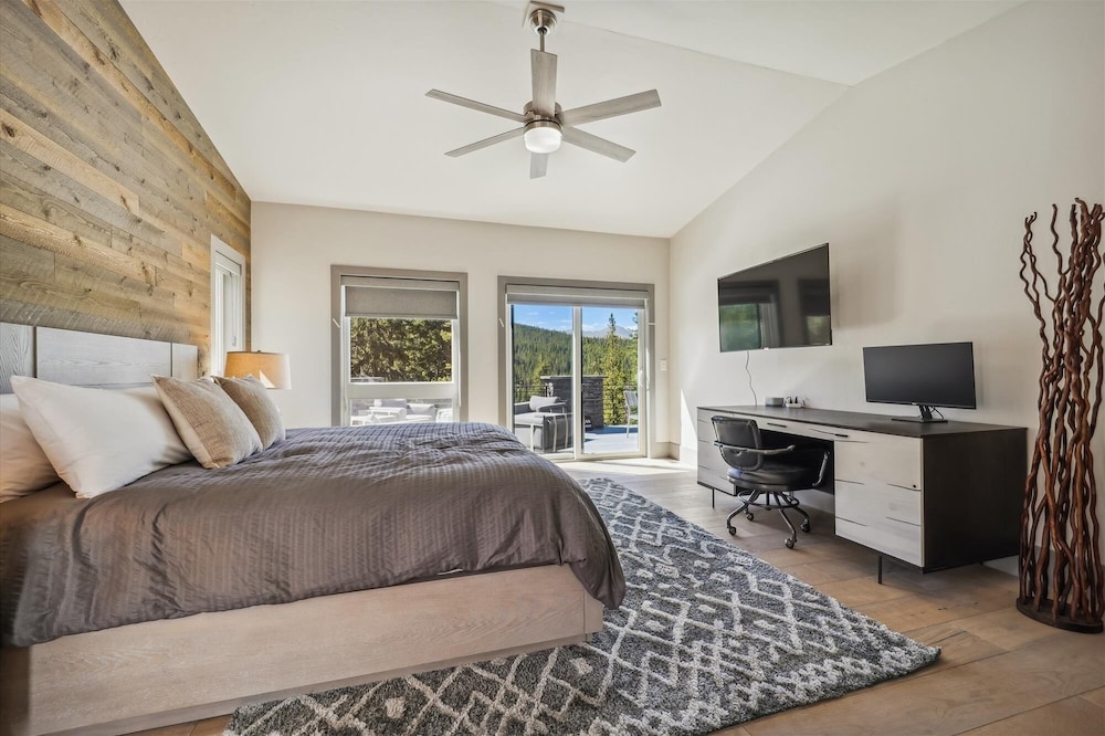 Golden Fox House 4 Bedroom Home by RedAwning