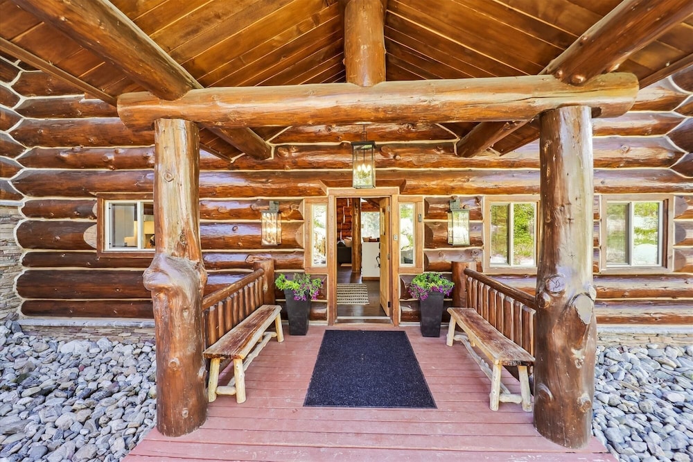 Modern Log Cabin 5 Bedroom Home by RedAwning