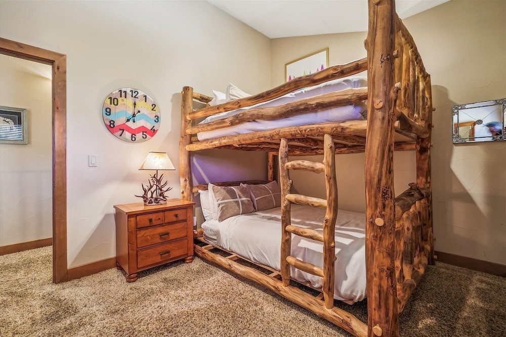 High Point Lodge 5 Bedroom Home by RedAwning