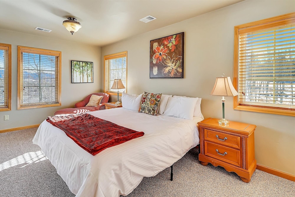 Chateau D'amis 4 Bedroom Home by Redawning view 4