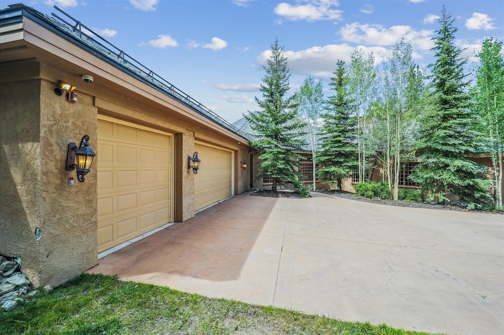 Gold King Retreat 6 Bedroom Home by RedAwning