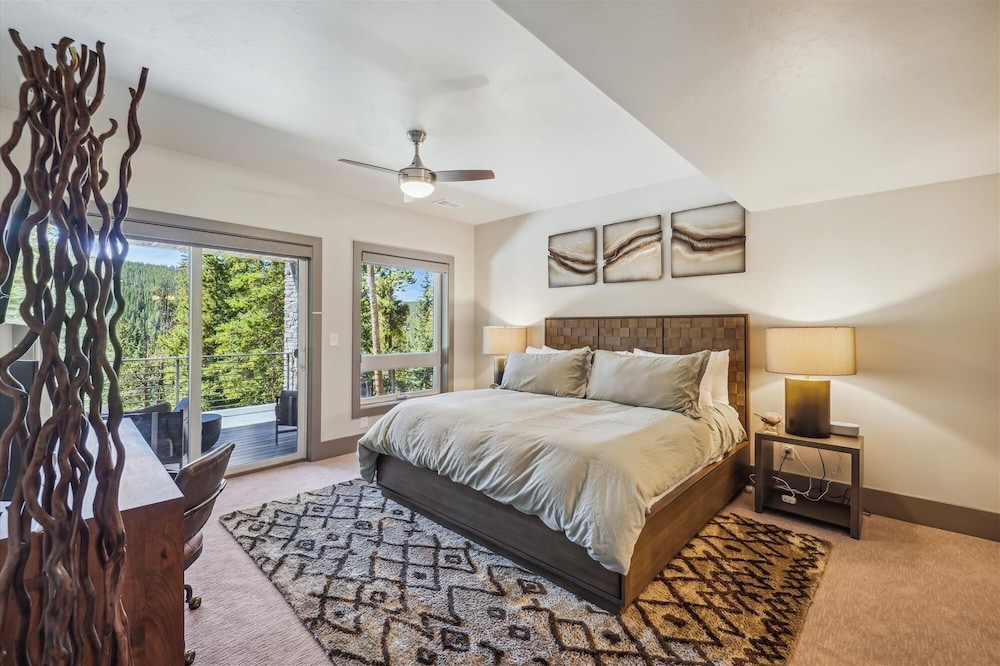 Golden Fox House 4 Bedroom Home by RedAwning