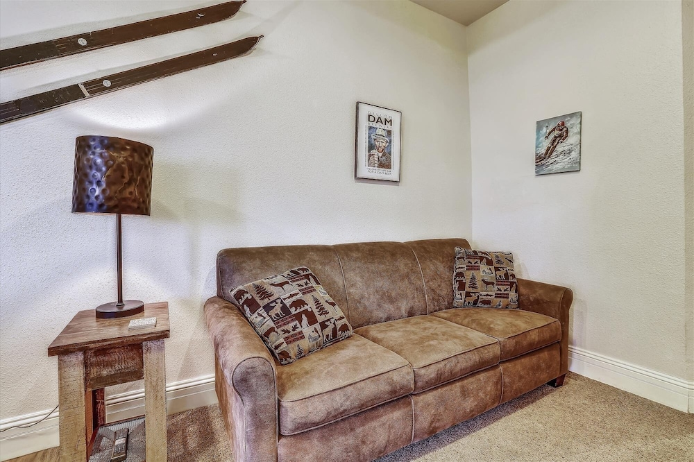 Ridge Street Lookout 4 Bedroom Home by RedAwning
