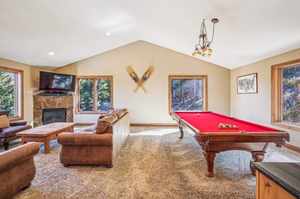 High Point Lodge 5 Bedroom Home by RedAwning