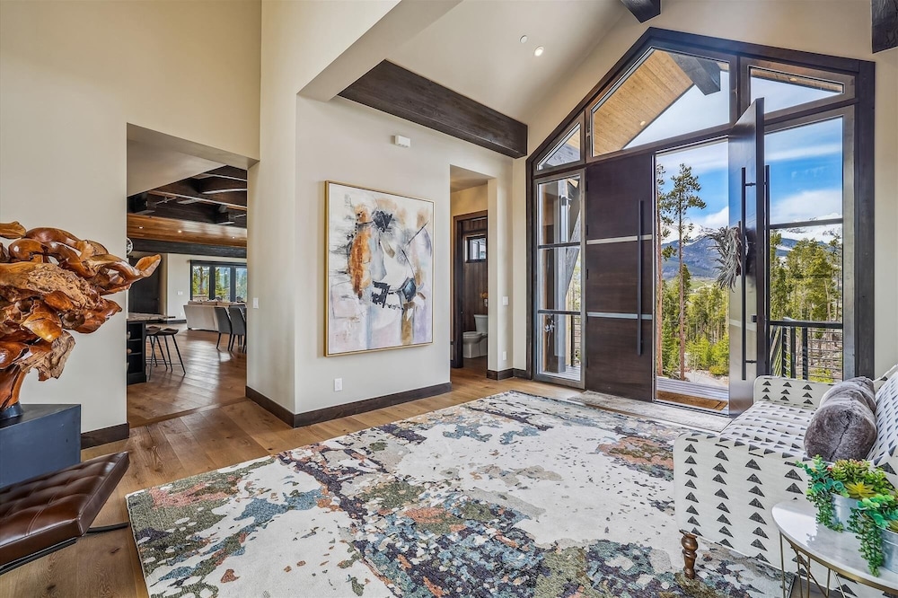 The Crowne Summit 6 Bedroom Home