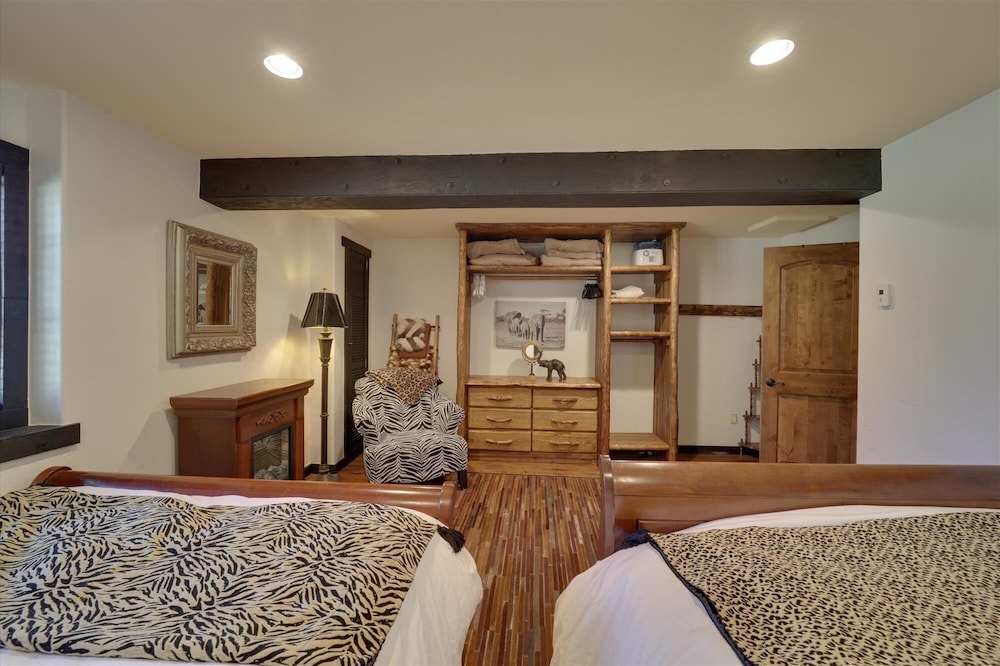 Silver Circle Lodge 4 Bedroom Home by RedAwning