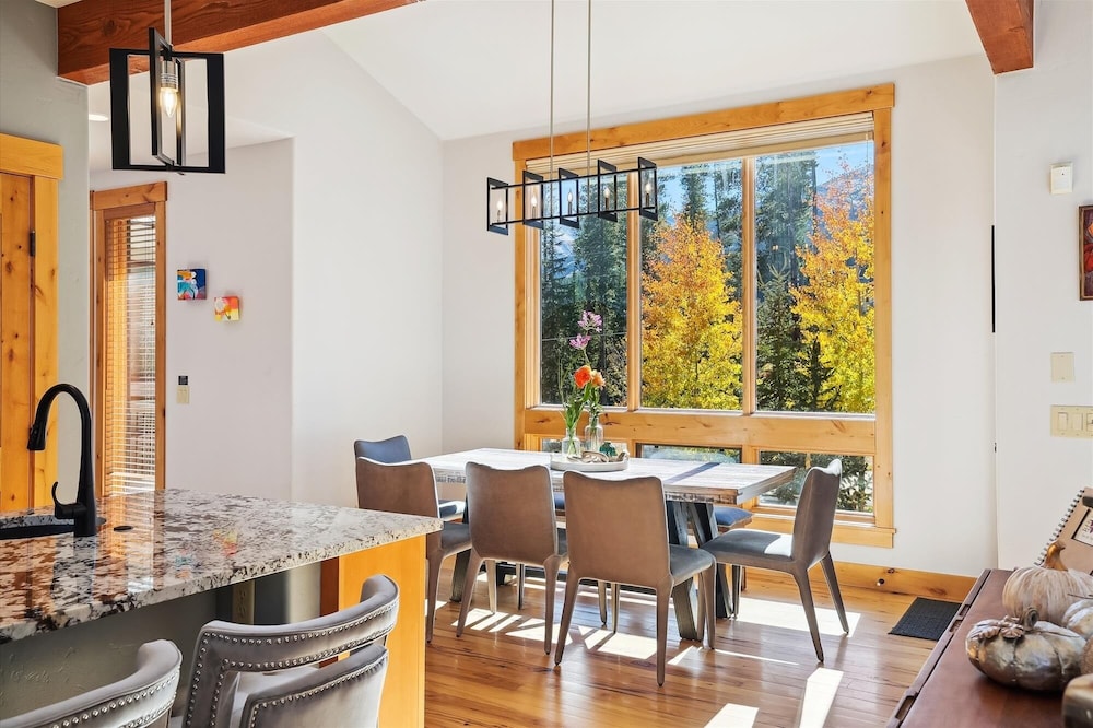 Lone Hand Lodge 4 Bedroom Home by RedAwning