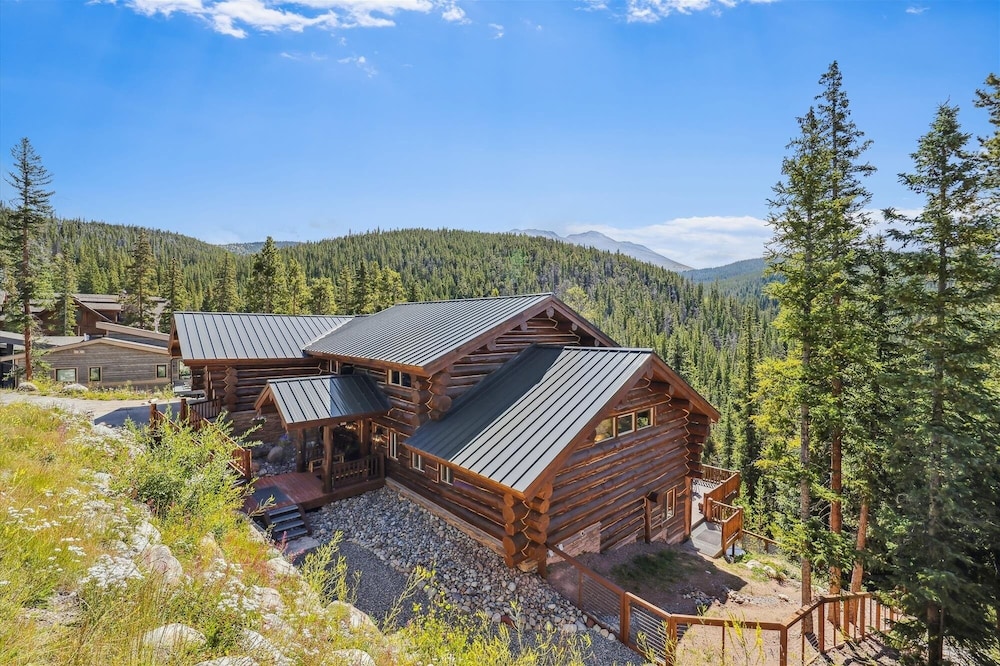 Modern Log Cabin 5 Bedroom Home by RedAwning