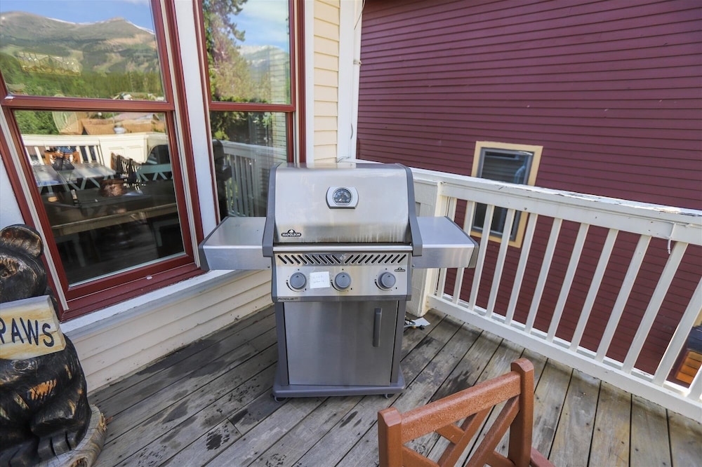Ridge Street Lookout 4 Bedroom Home by RedAwning
