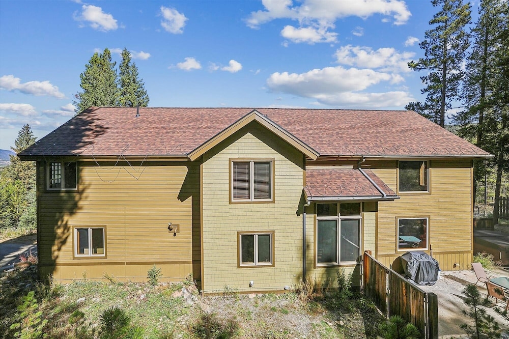High Point Lodge 5 Bedroom Home by RedAwning