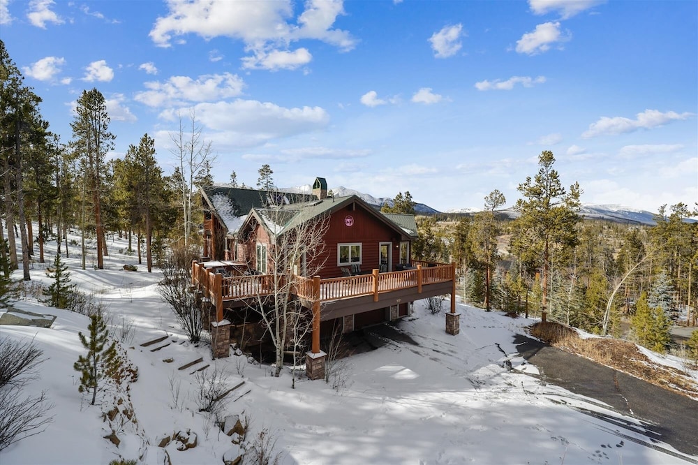 Highfield Trail 4 Bedroom Home by RedAwning view 5