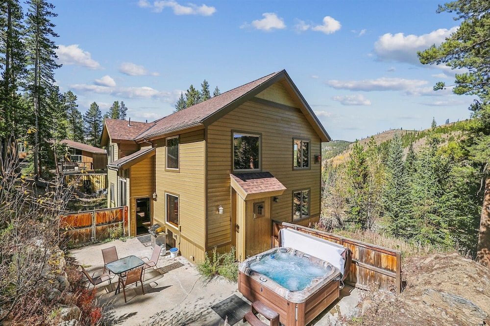 High Point Lodge 5 Bedroom Home by RedAwning