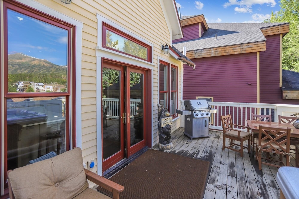 Ridge Street Lookout 4 Bedroom Home by RedAwning