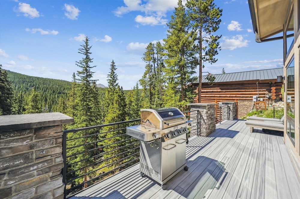 Golden Fox House 4 Bedroom Home by RedAwning