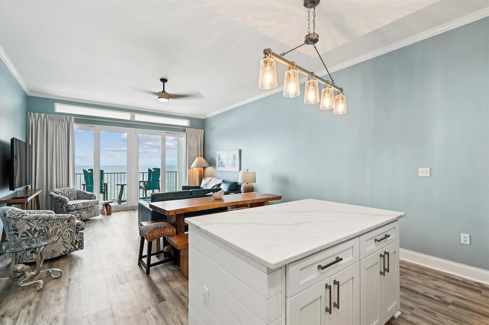 Laketown Wharf 2123 3 Bedroom Condo
