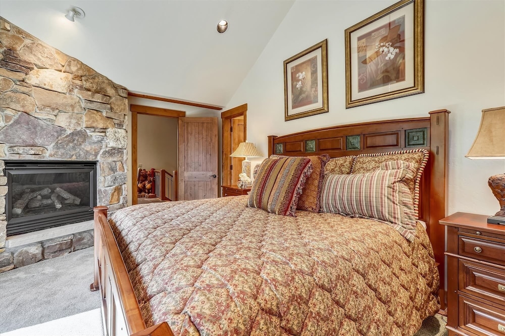 Shock Hill Retreat 4 Bedroom Townhouse by RedAwning view 3