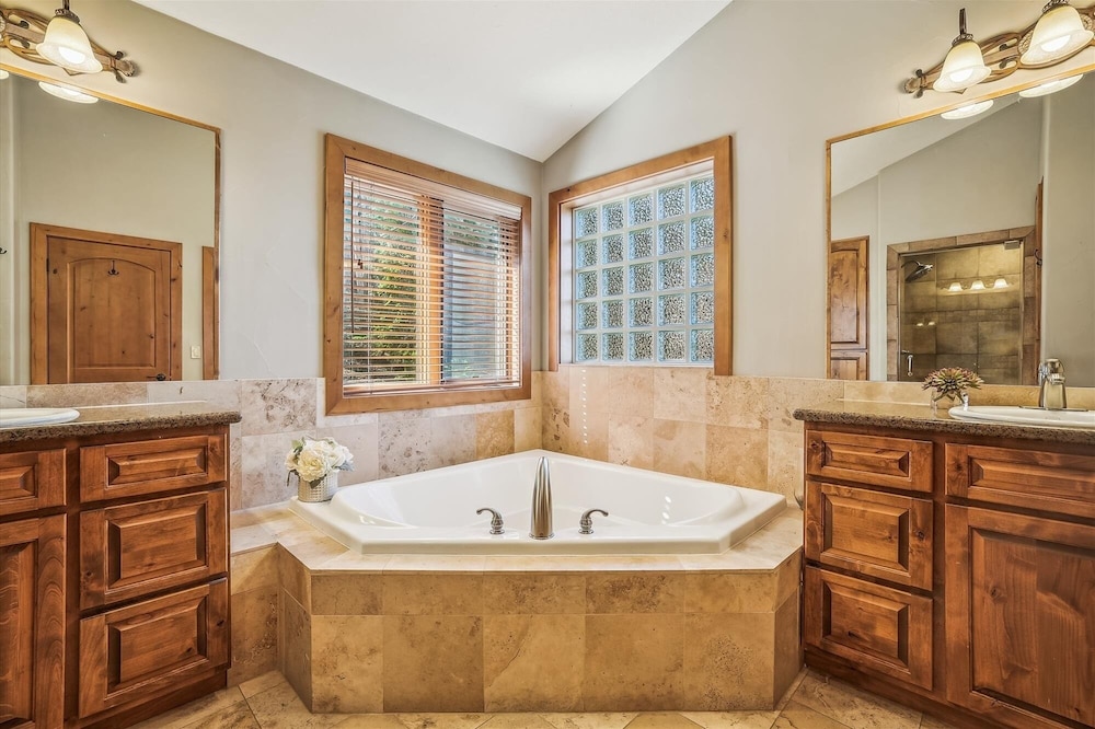 High Point Lodge 5 Bedroom Home by RedAwning