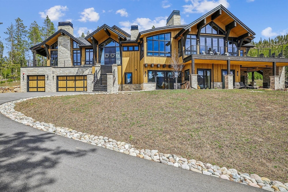 The Crowne Summit 6 Bedroom Home