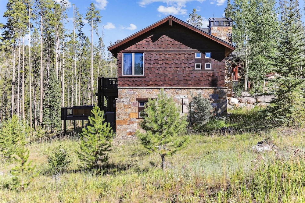 Highlands Hideaway 5 Bedroom Home by RedAwning