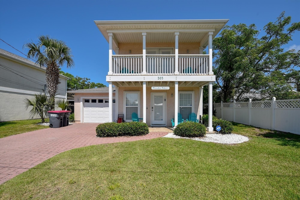 Charming 2 bedroom beach cottage. Free daily activities included. Sleeps 8. Quiet! 2 Home by RedAwning view 5