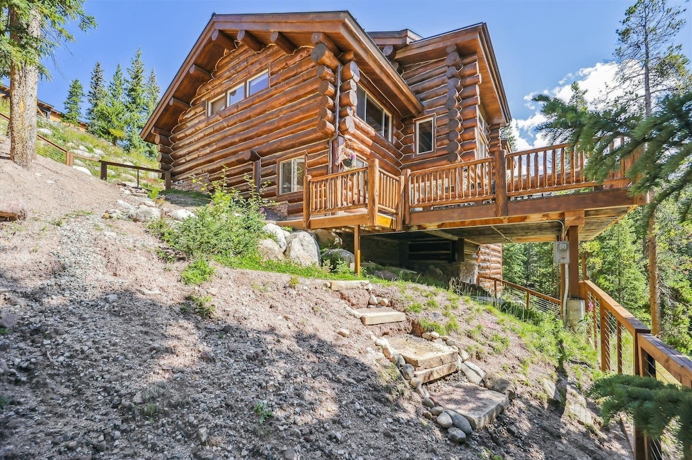 Modern Log Cabin 5 Bedroom Home by RedAwning