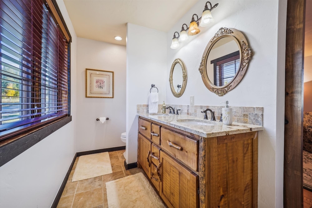 Silver Circle Lodge 4 Bedroom Home by RedAwning