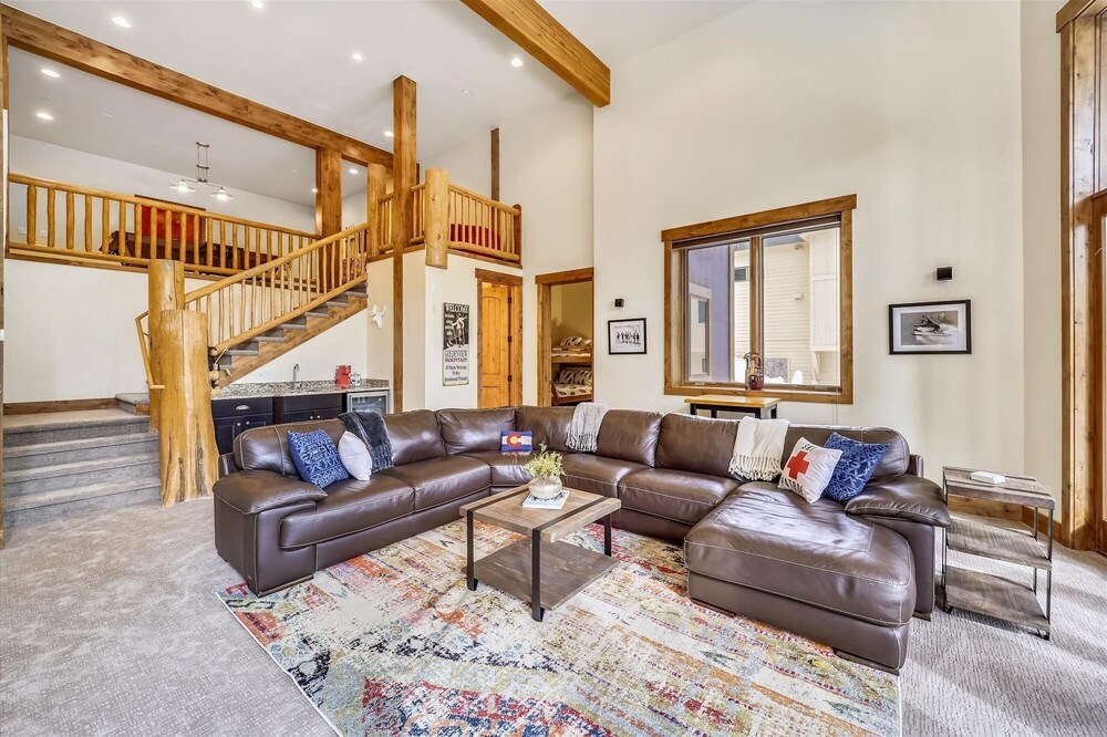 Goldenview Lodge 5 Bedroom Home by RedAwning
