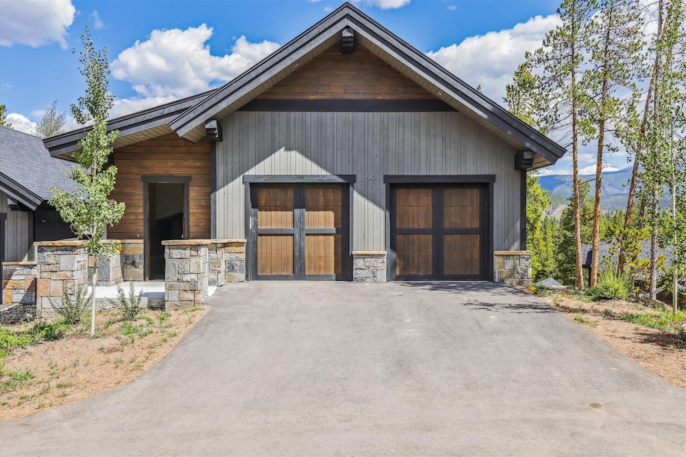 Wolverine Lookout 3 Bedroom Townhouse by RedAwning view 3