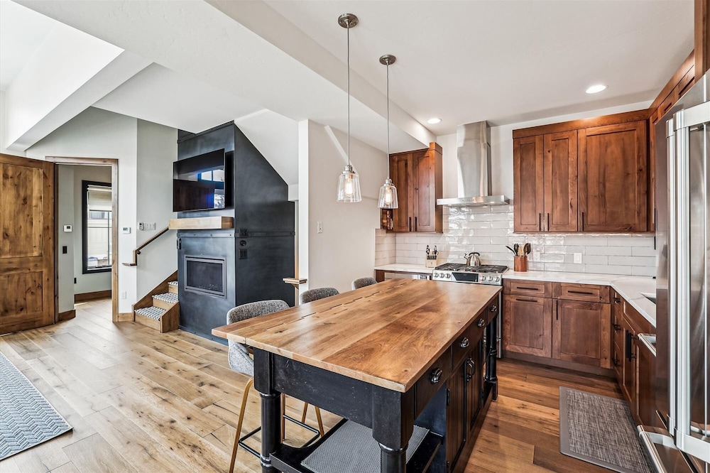 Decked Out Downtown 3 Bedroom Townhouse