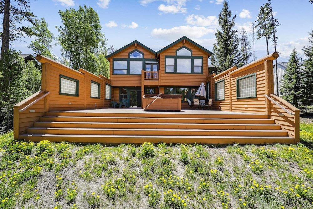 On The Rocks 4 Bedroom Home by RedAwning
