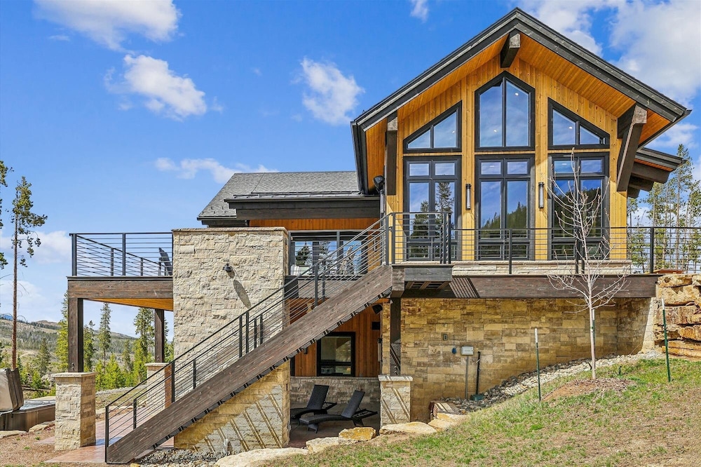 The Crowne Summit 6 Bedroom Home