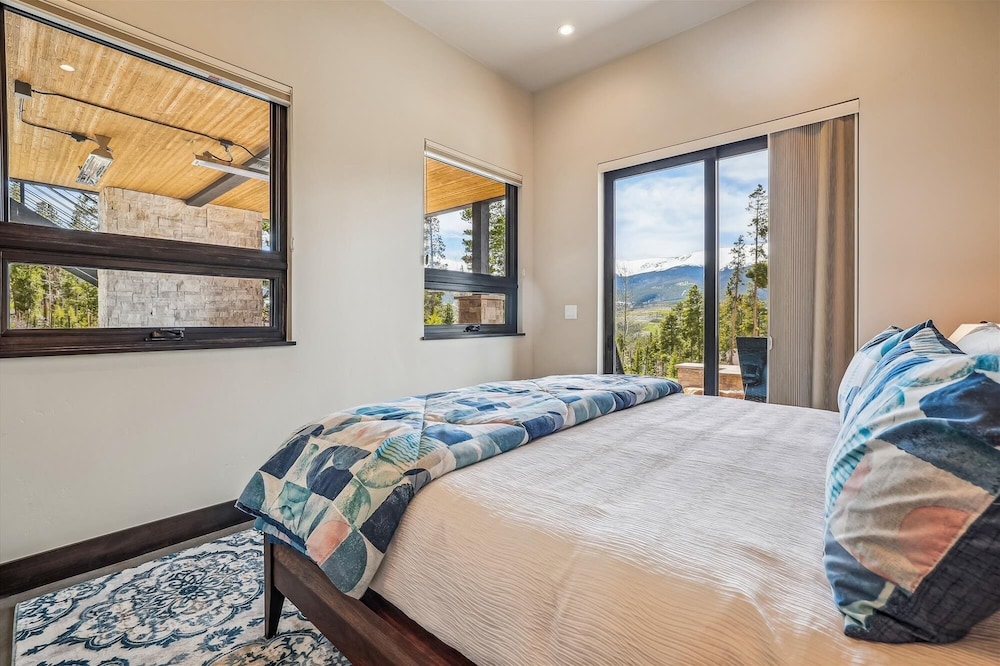 The Crowne Summit 6 Bedroom Home