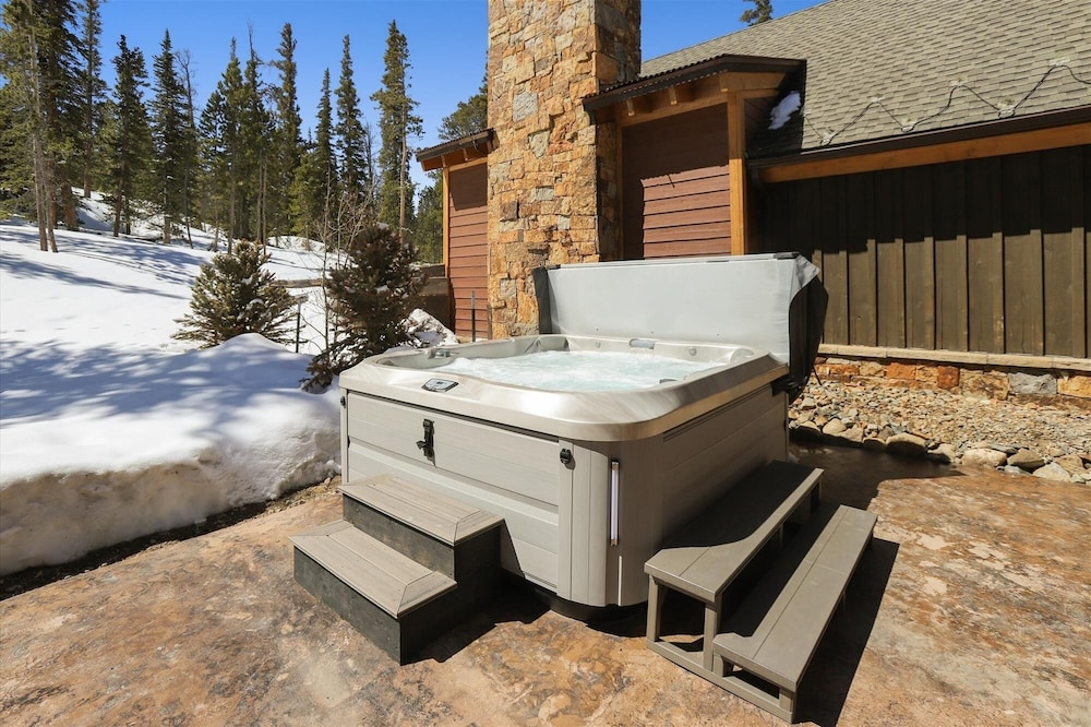 Baldy Mountain Overlook 4 Bedroom Townhouse by RedAwning