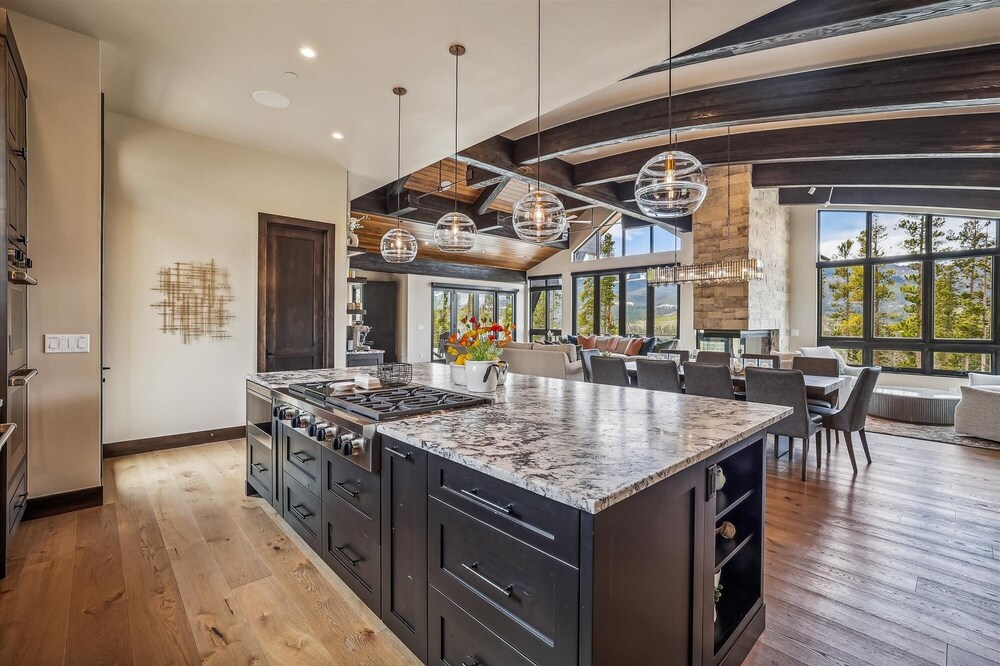 The Crowne Summit 6 Bedroom Home