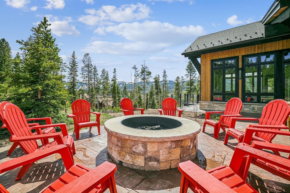 The Crowne Summit 6 Bedroom Home
