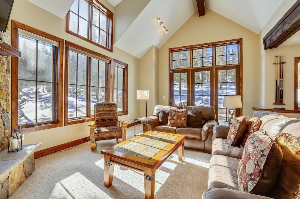 Baldy Mountain Overlook 4 Bedroom Townhouse by RedAwning