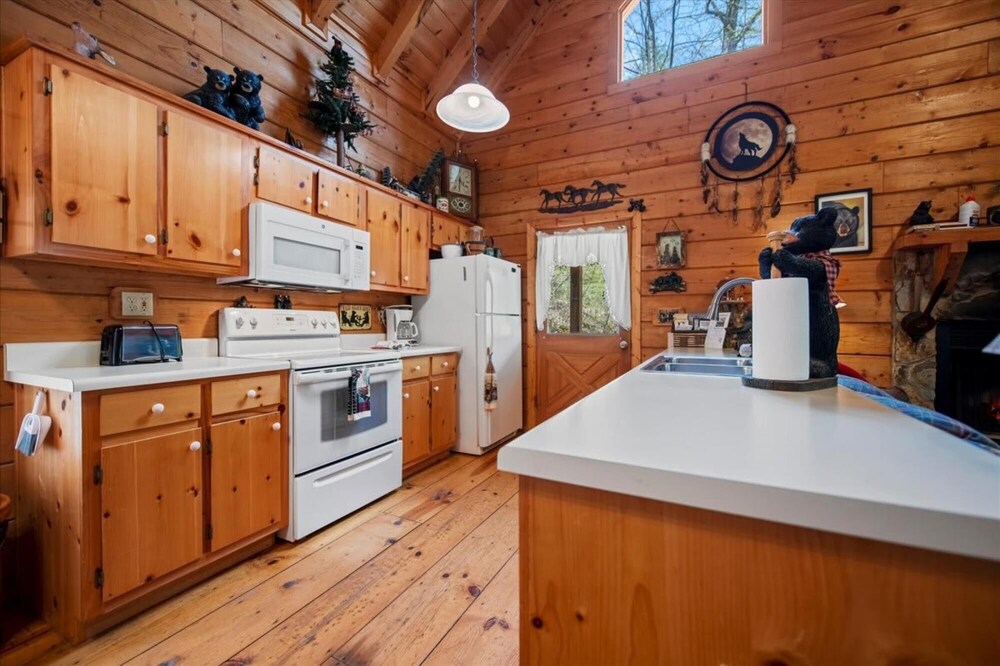 Bear Necessities-cozy Cabin Beside Briar Creek Fire pit Wifi and pet Friendly view 4