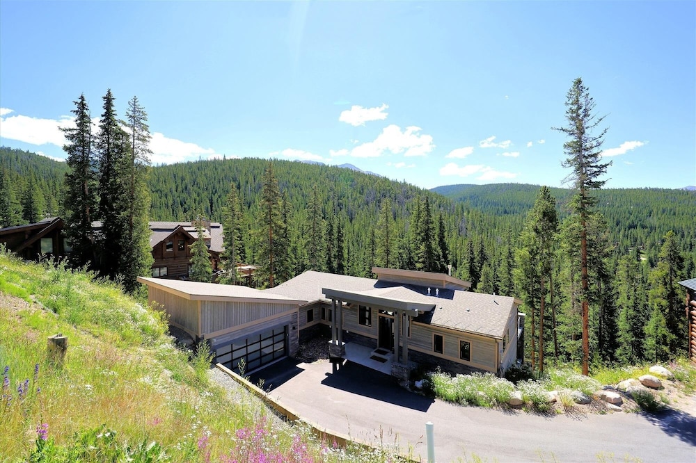 Golden Fox House 4 Bedroom Home by RedAwning