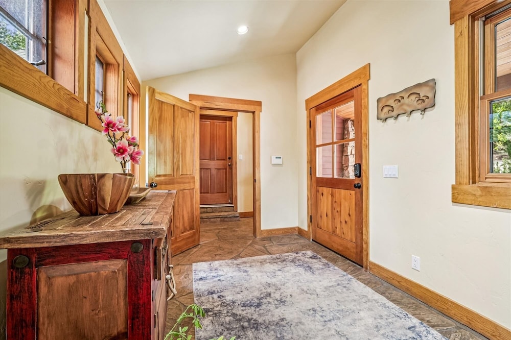 Little Bear Lodge 4 Bedroom Home