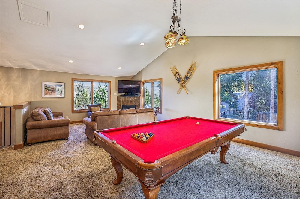 High Point Lodge 5 Bedroom Home by RedAwning