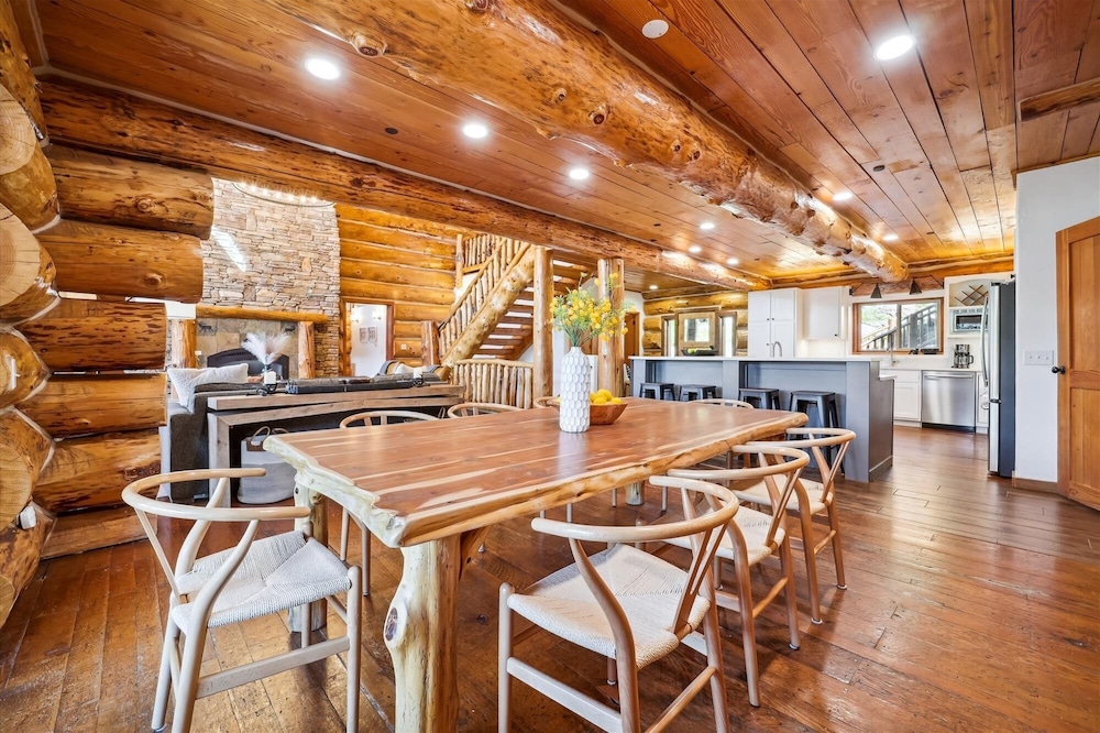 Modern Log Cabin 5 Bedroom Home by RedAwning