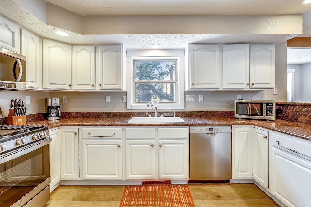 On The Rocks 4 Bedroom Home by RedAwning