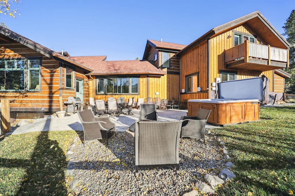 Silver Circle Lodge 4 Bedroom Home by RedAwning