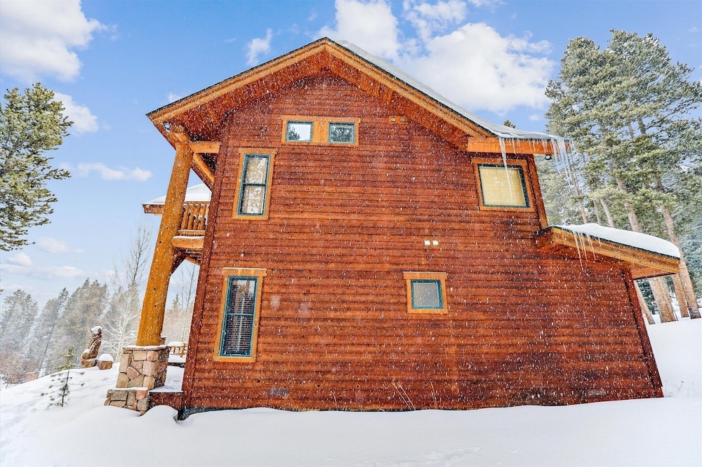 Timber Heights Lodge 3 Bedroom Home by RedAwning