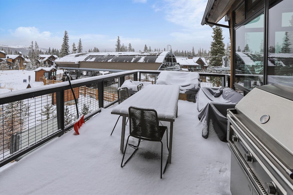 Falcon Haus 4 Bedroom Townhouse by RedAwning