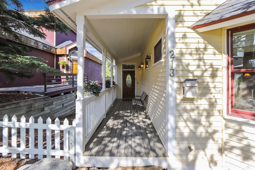 Ridge Street Lookout 4 Bedroom Home by RedAwning
