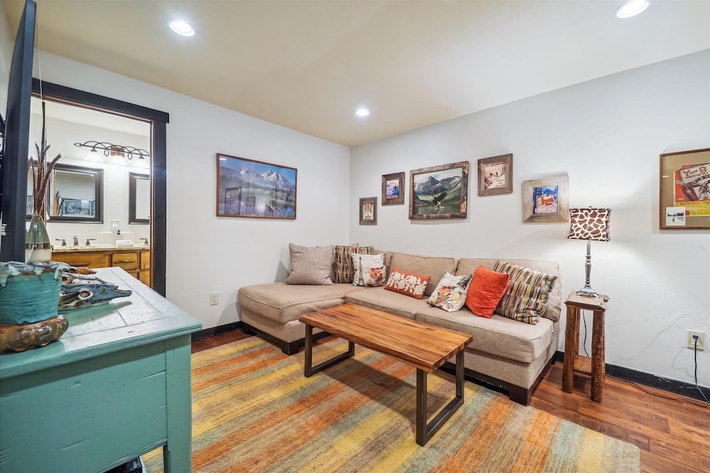 Silver Circle Lodge 4 Bedroom Home by RedAwning